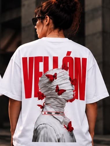 Espalda de camiseta blanca con VELLÓN en letras rojas de bloque y una figura vendada rodeada de mariposas rojas