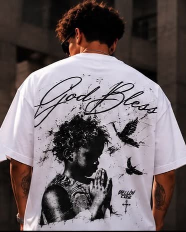 Espalda de camiseta blanca con «God Bless» en caligrafía, un niño rezando y palomas en tinta negra