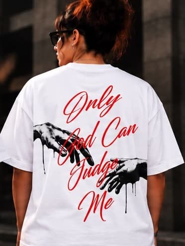 Espalda de camiseta blanca con «Only God Can Judge Me» en caligrafía roja y dos manos goteando